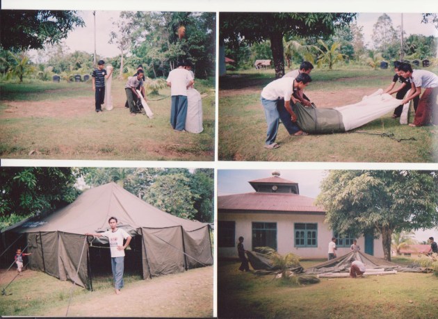Menyiapkan tenda menyambut perayaan di Mentawai